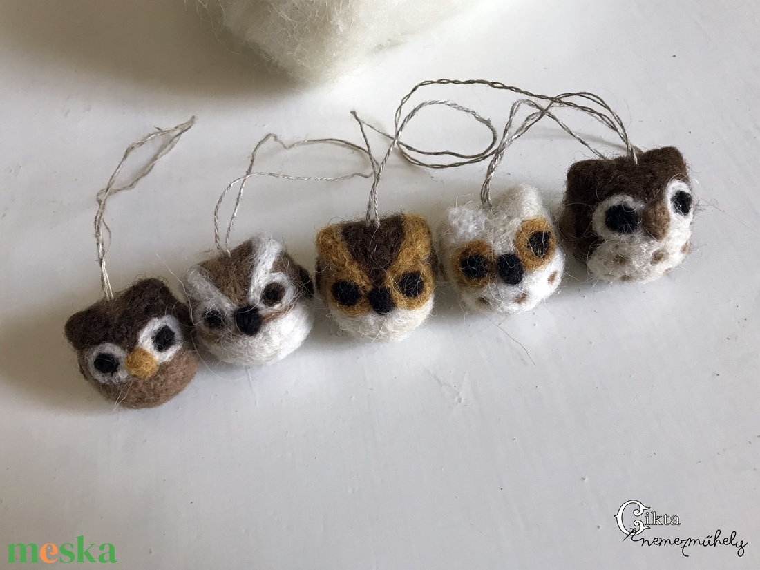 Tűnemezelt mini baglyok - egyedi karácsonyfadísz szett - karácsony - karácsonyi lakásdekoráció - karácsonyfadíszek - Meska.hu