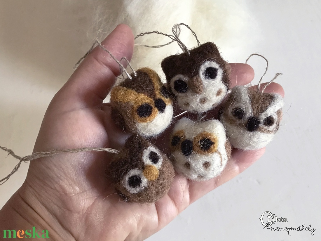 Tűnemezelt mini baglyok - egyedi karácsonyfadísz szett - karácsony - karácsonyi lakásdekoráció - karácsonyfadíszek - Meska.hu