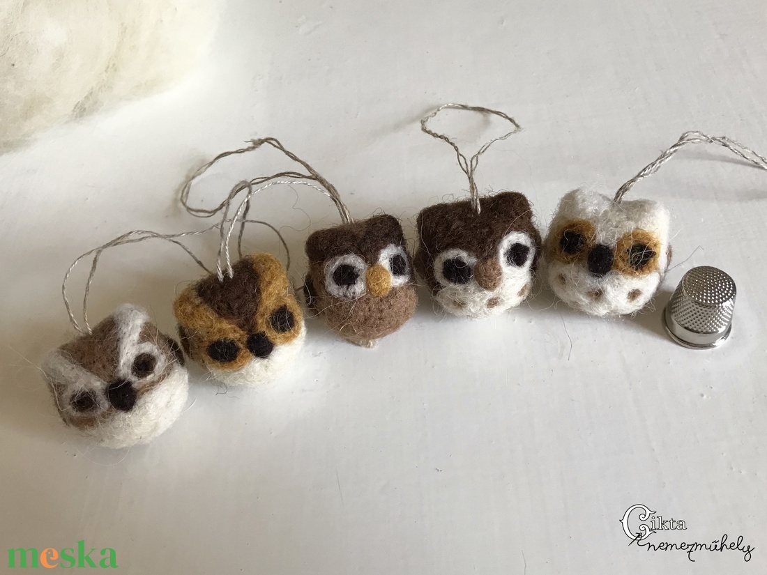 Tűnemezelt mini baglyok - egyedi karácsonyfadísz szett - karácsony - karácsonyi lakásdekoráció - karácsonyfadíszek - Meska.hu