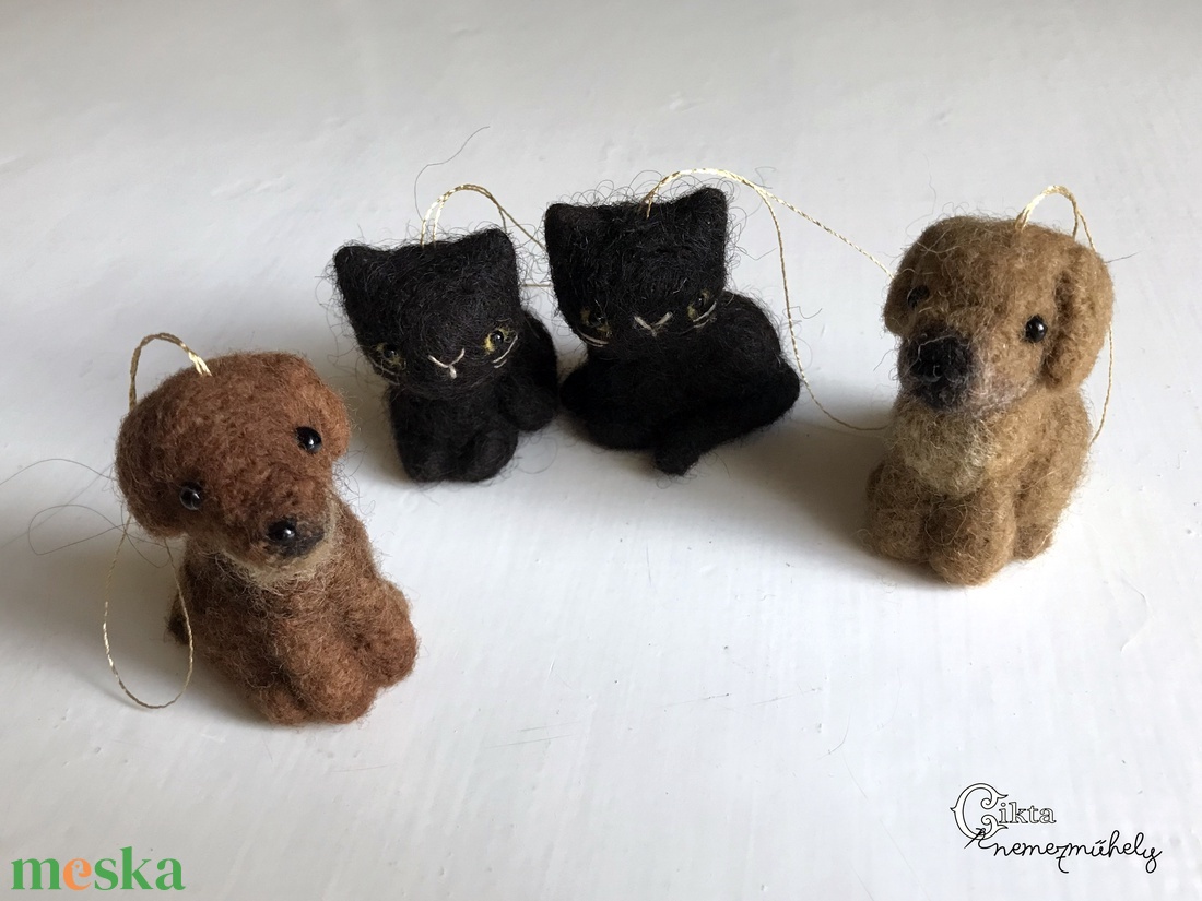 Egyedi rendelés - tűnemezelt macskás és kutyás karácsonyfadíszek - karácsony - karácsonyi lakásdekoráció - karácsonyfadíszek - Meska.hu