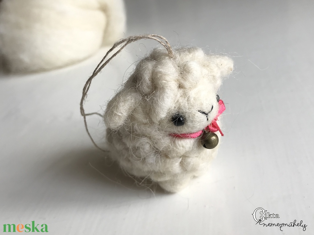 Tűnemezelt csengős bárány karácsonyfadísz, dekoráció - karácsony - karácsonyi lakásdekoráció - karácsonyfadíszek - Meska.hu