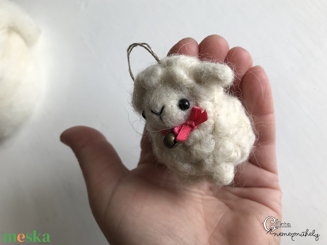 Tűnemezelt csengős bárány karácsonyfadísz, dekoráció - karácsony - karácsonyi lakásdekoráció - karácsonyfadíszek - Meska.hu