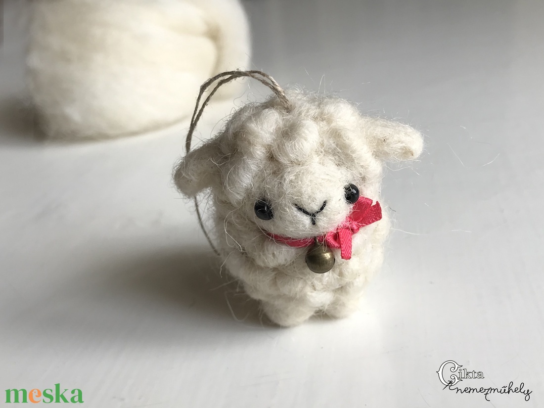 Tűnemezelt csengős bárány karácsonyfadísz, dekoráció - karácsony - karácsonyi lakásdekoráció - karácsonyfadíszek - Meska.hu