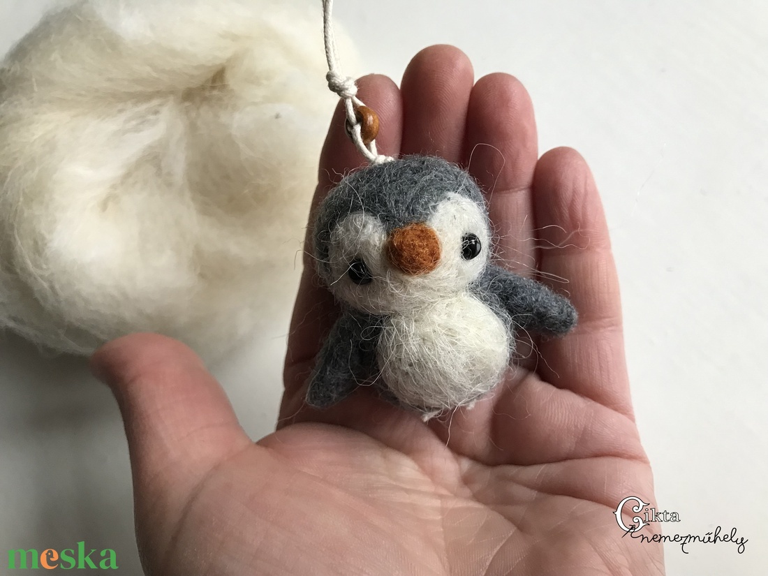 Tűnemezelt szürke pingvin karácsonyfadísz - játék & sport - plüssállat & játékfigura - más figura - Meska.hu