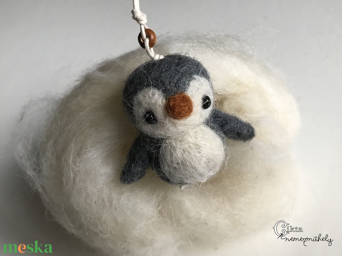 Tűnemezelt szürke pingvin karácsonyfadísz - játék & sport - plüssállat & játékfigura - más figura - Meska.hu