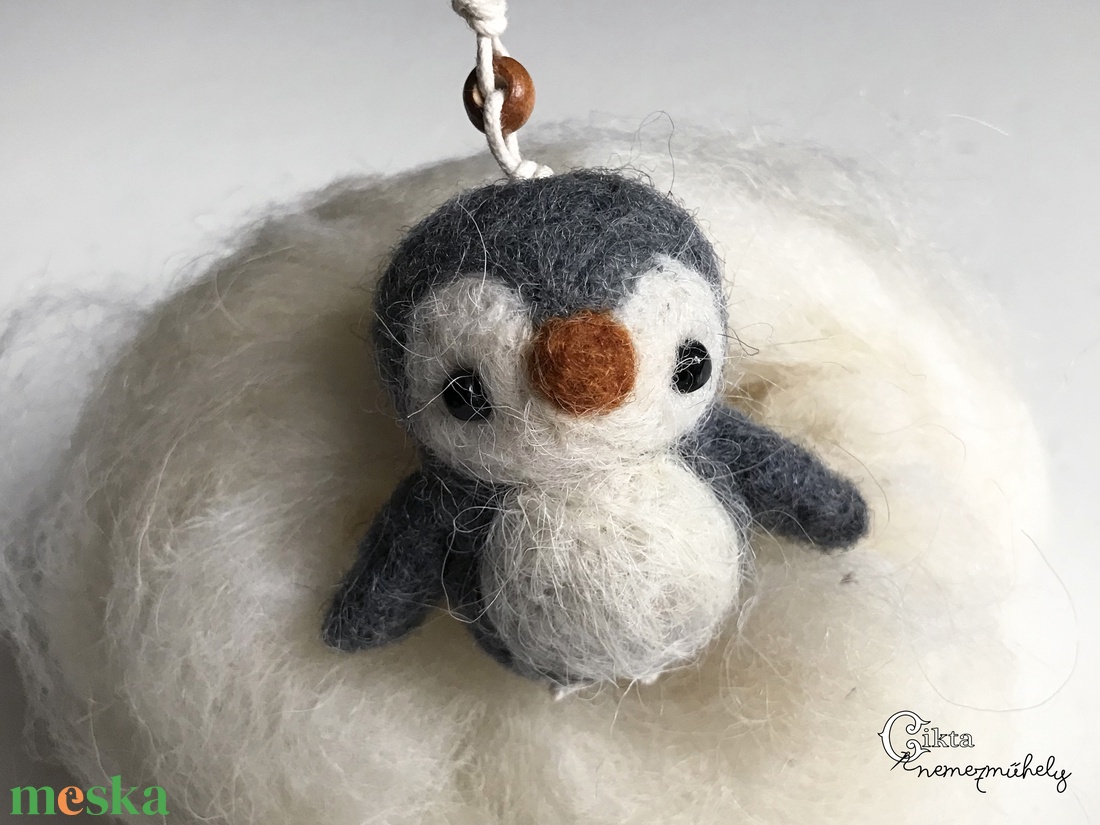 Tűnemezelt szürke pingvin karácsonyfadísz - játék & sport - plüssállat & játékfigura - más figura - Meska.hu