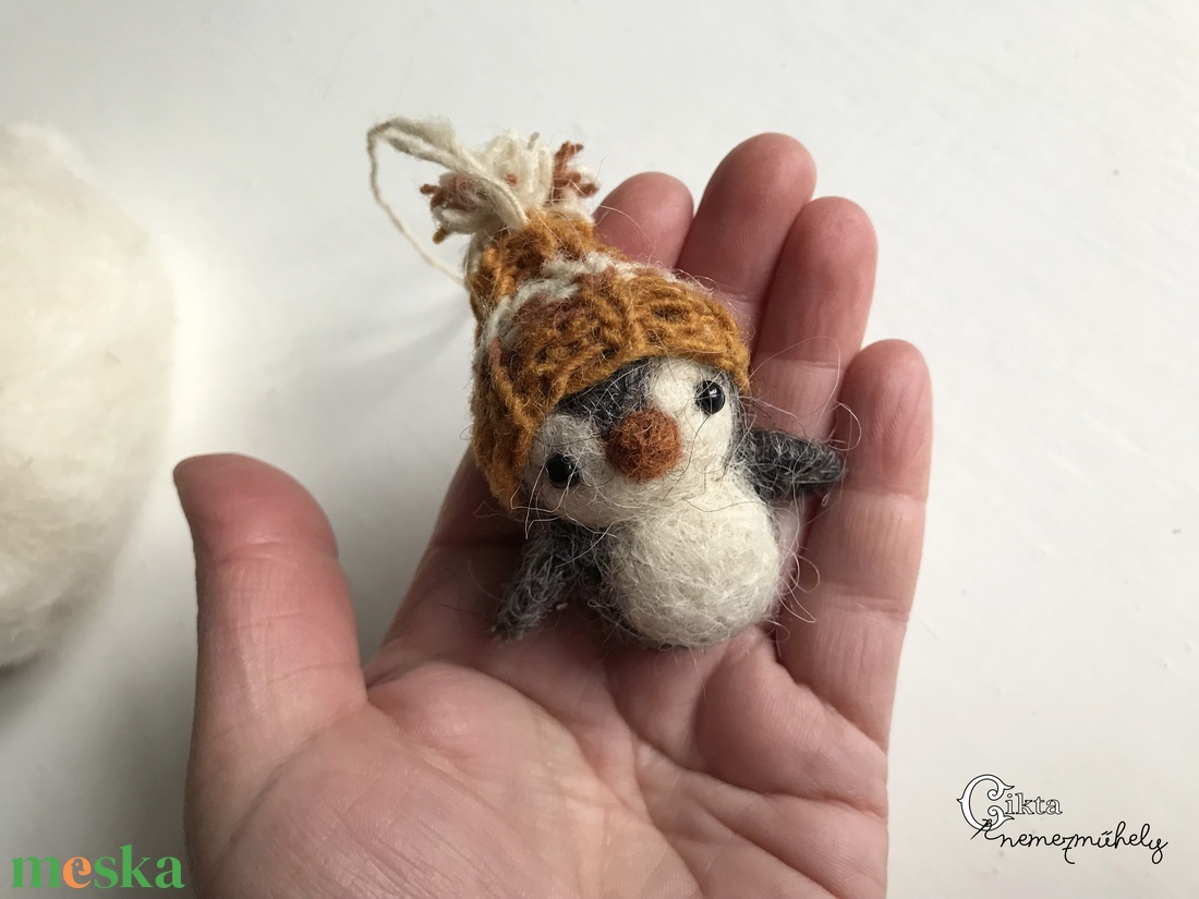 Tűnemezelt pingvin kötött sapkában - aranyos karácsonyfadísz - karácsony - karácsonyi lakásdekoráció - karácsonyfadíszek - Meska.hu