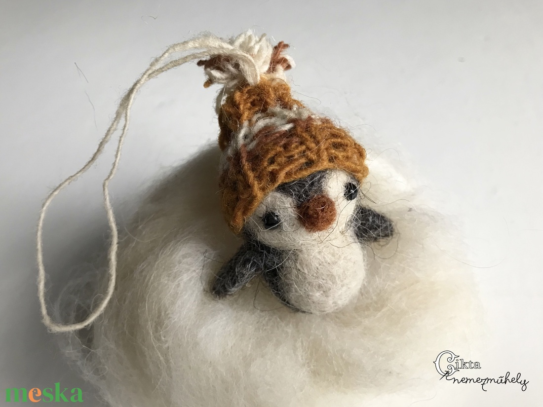 Tűnemezelt pingvin kötött sapkában - aranyos karácsonyfadísz - karácsony - karácsonyi lakásdekoráció - karácsonyfadíszek - Meska.hu