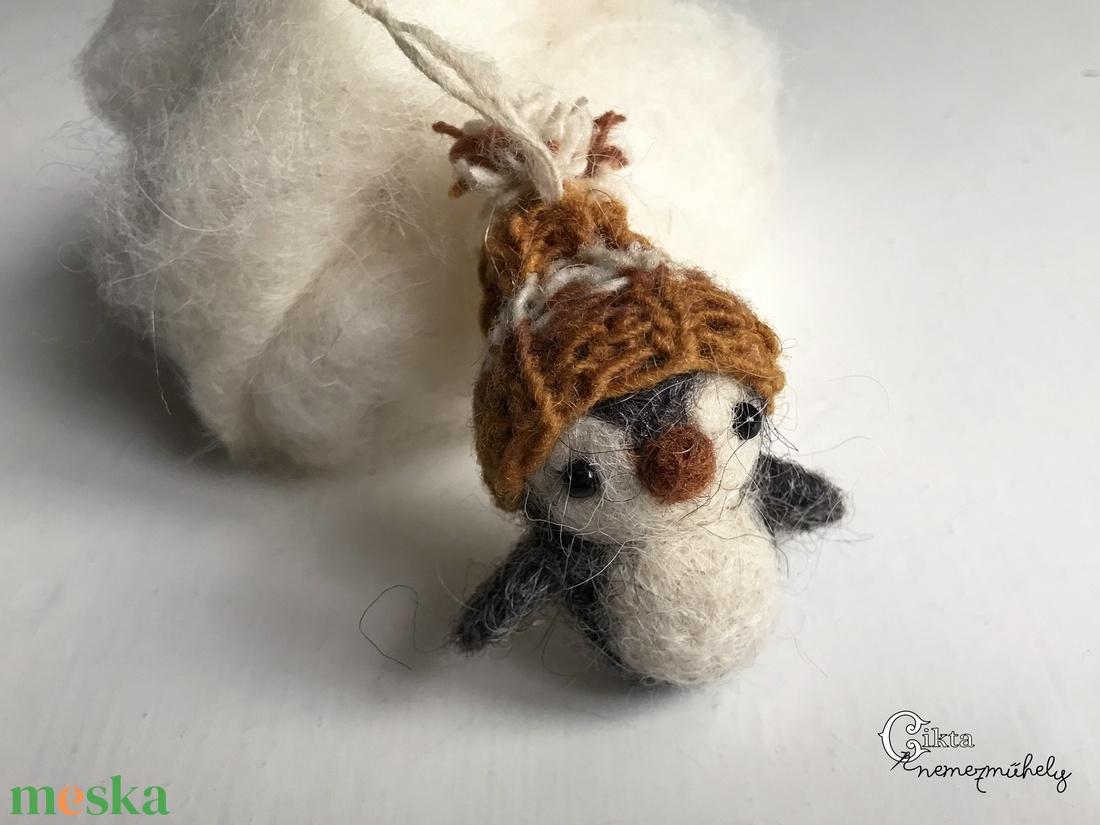 Tűnemezelt pingvin kötött sapkában - aranyos karácsonyfadísz - karácsony - karácsonyi lakásdekoráció - karácsonyfadíszek - Meska.hu