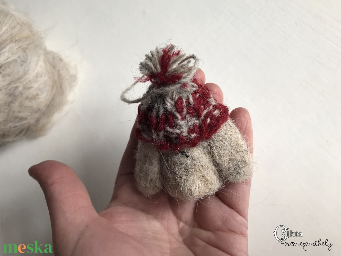 Tűnemezelt szürke nyuszi kötött sapkában - játék & sport - plüssállat & játékfigura - nyuszi - Meska.hu