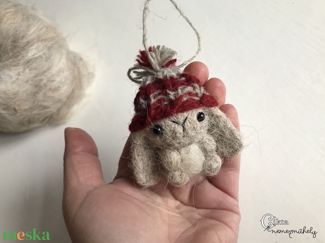 Tűnemezelt szürke nyuszi kötött sapkában - játék & sport - plüssállat & játékfigura - nyuszi - Meska.hu