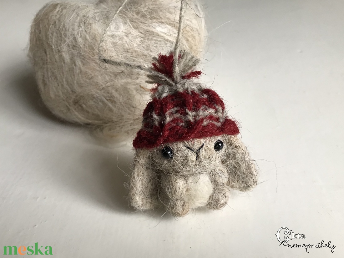 Tűnemezelt szürke nyuszi kötött sapkában - játék & sport - plüssállat & játékfigura - nyuszi - Meska.hu