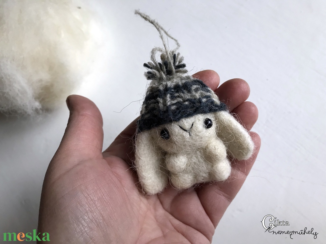 Tűnemezelt fehér nyuszi kötött sapkában - játék & sport - plüssállat & játékfigura - nyuszi - Meska.hu