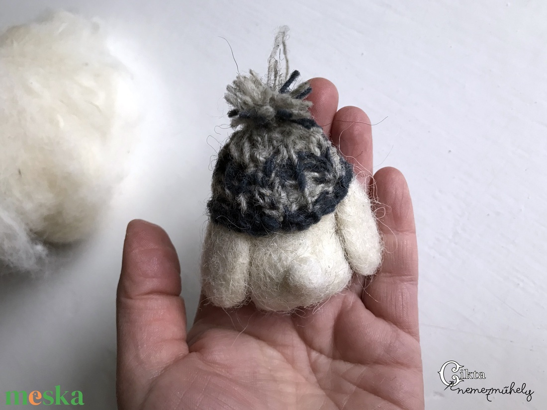 Tűnemezelt fehér nyuszi kötött sapkában - játék & sport - plüssállat & játékfigura - nyuszi - Meska.hu