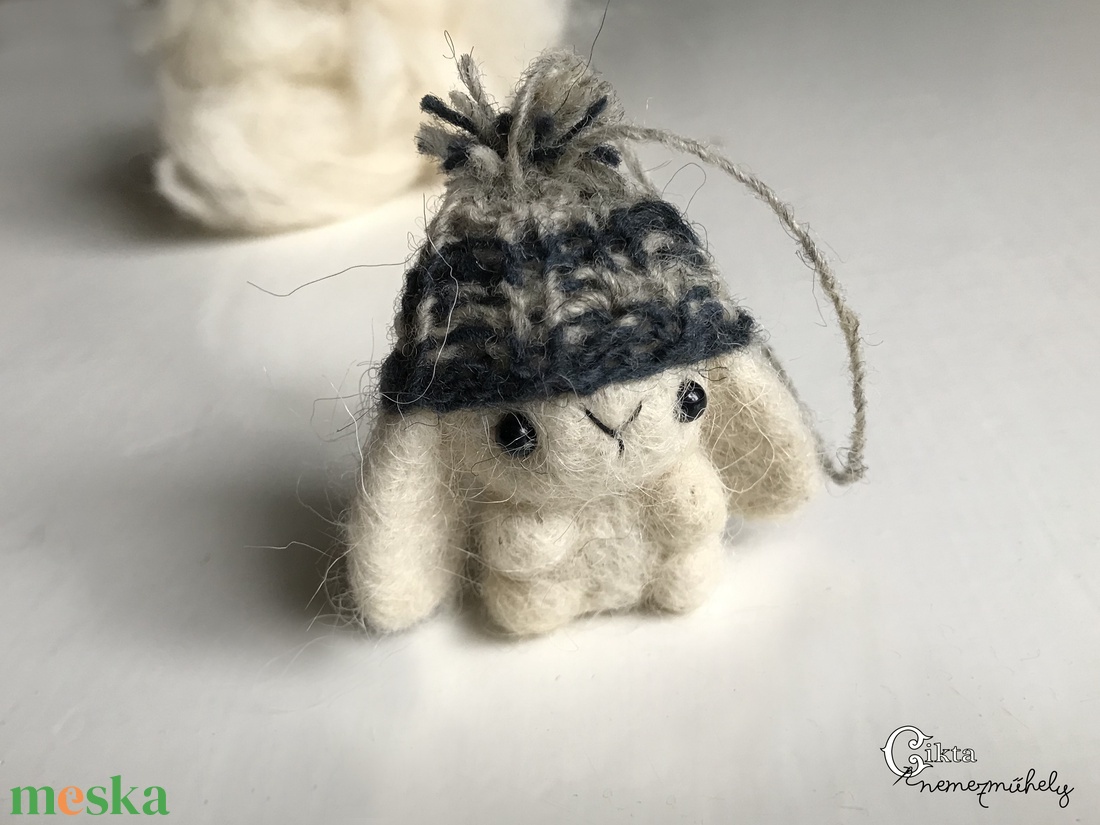 Tűnemezelt fehér nyuszi kötött sapkában - játék & sport - plüssállat & játékfigura - nyuszi - Meska.hu