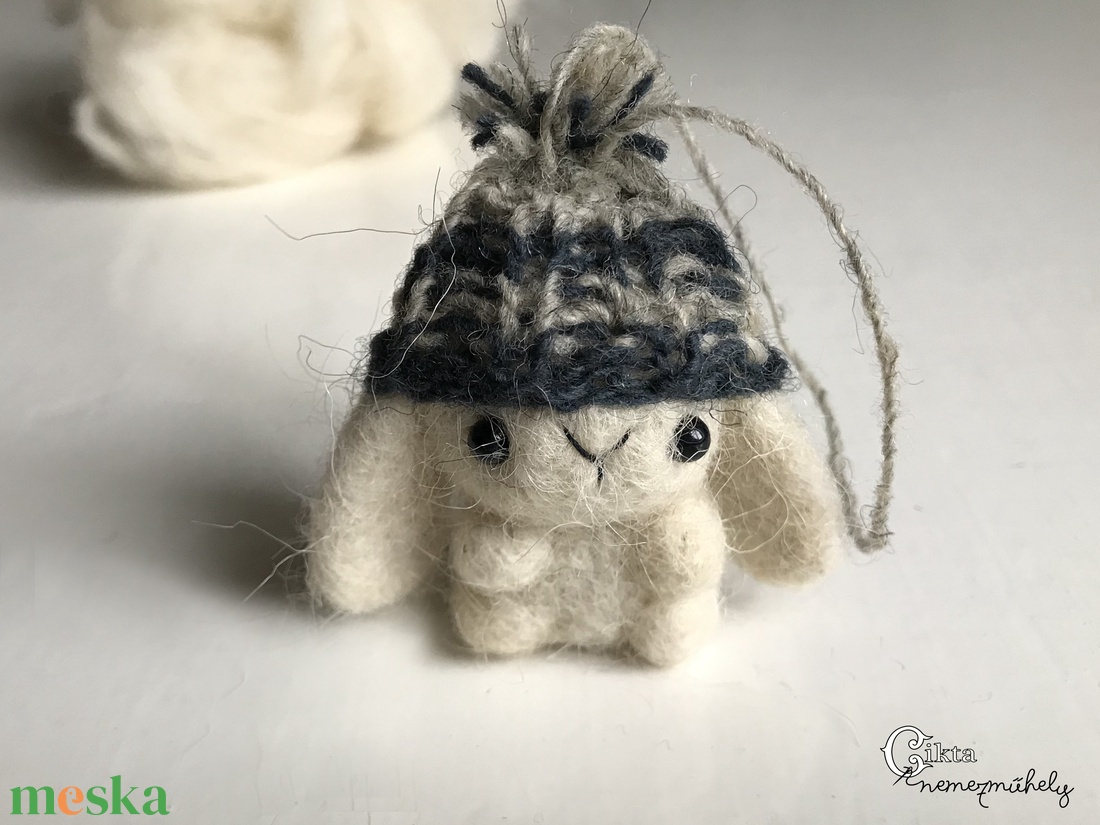 Tűnemezelt fehér nyuszi kötött sapkában - játék & sport - plüssállat & játékfigura - nyuszi - Meska.hu