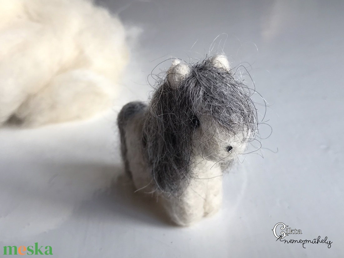 Tűnemezelt aranyos póni/lovacska karácsonyfadísz - játék & sport - plüssállat & játékfigura - ló - Meska.hu