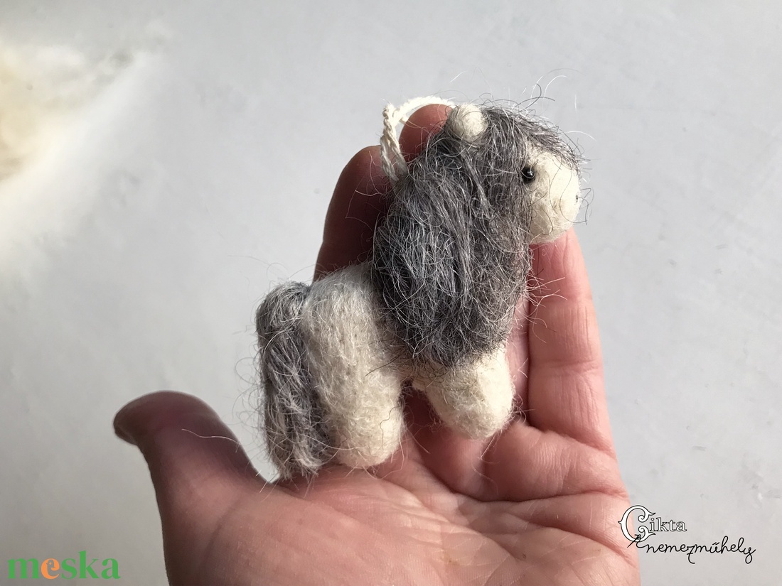 Tűnemezelt aranyos póni/lovacska karácsonyfadísz - játék & sport - plüssállat & játékfigura - ló - Meska.hu