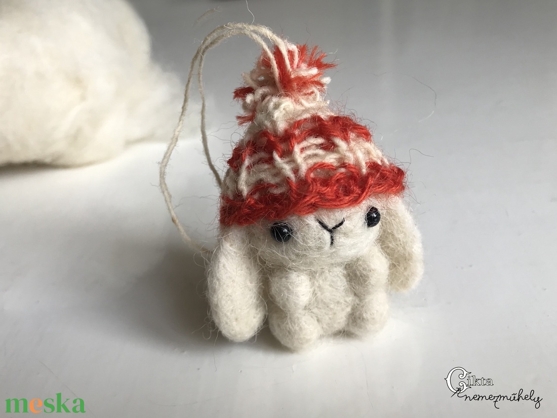 Tűnemezelt fehér nyuszi kötött sapkában - játék & sport - plüssállat & játékfigura - nyuszi - Meska.hu