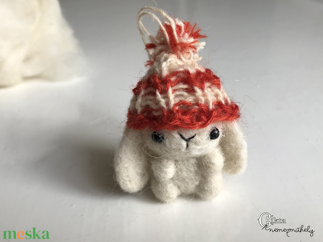 Tűnemezelt fehér nyuszi kötött sapkában - játék & sport - plüssállat & játékfigura - nyuszi - Meska.hu