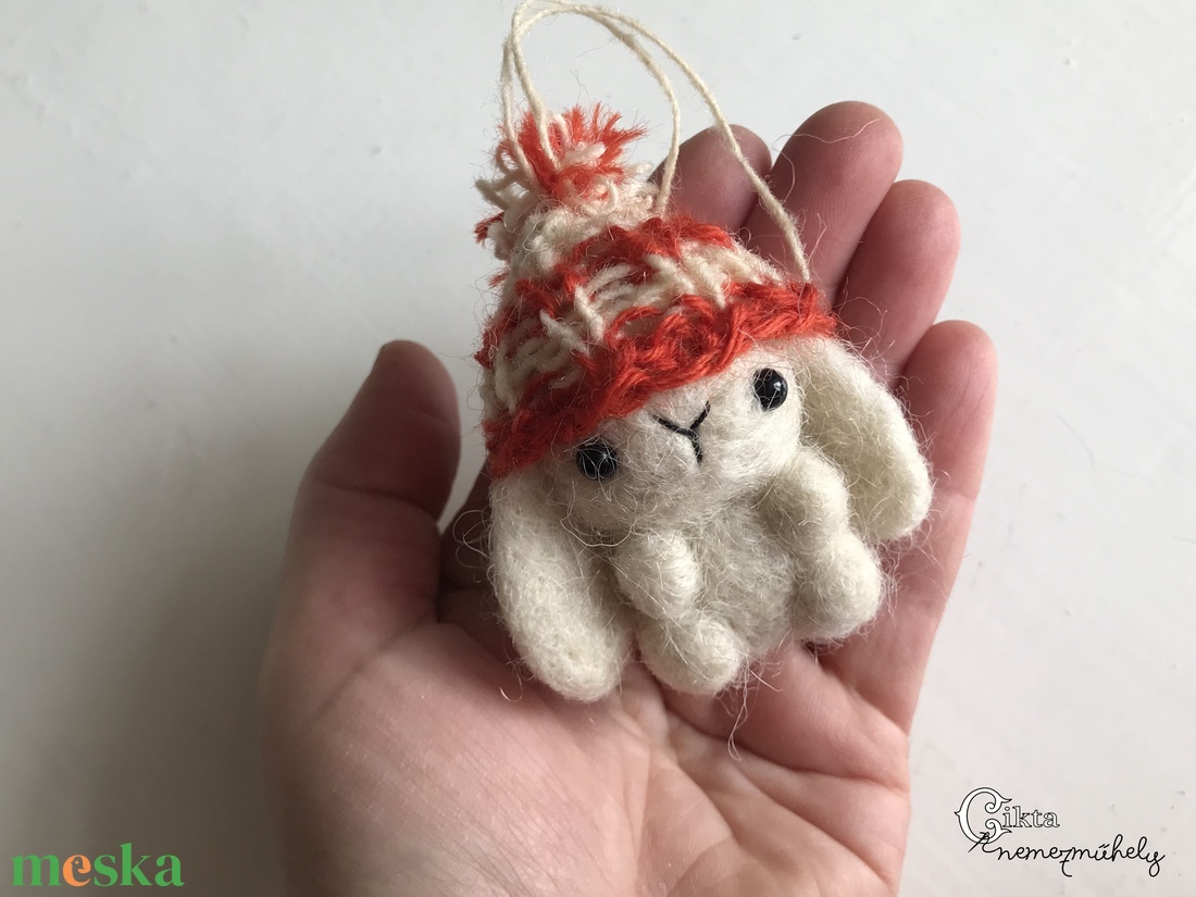 Tűnemezelt fehér nyuszi kötött sapkában - játék & sport - plüssállat & játékfigura - nyuszi - Meska.hu