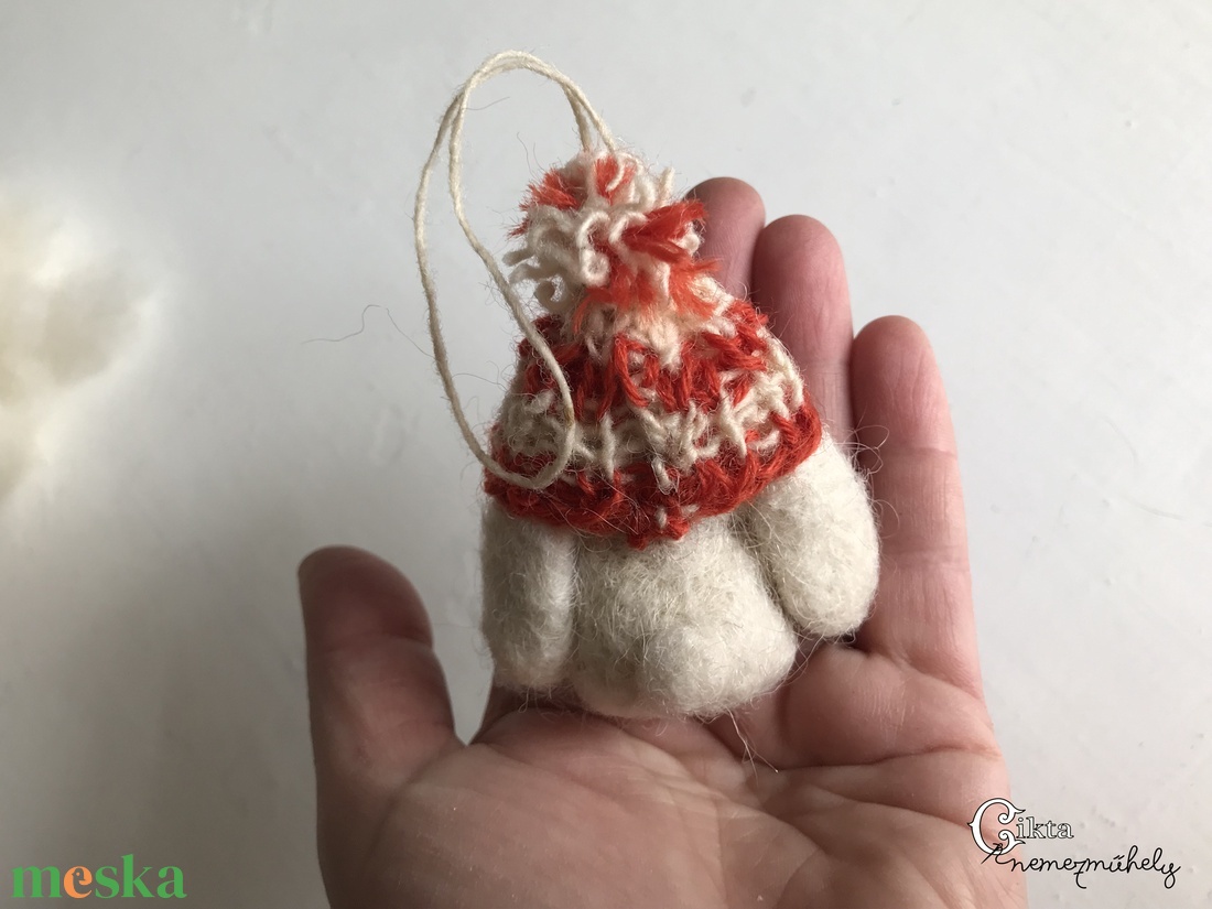 Tűnemezelt fehér nyuszi kötött sapkában - játék & sport - plüssállat & játékfigura - nyuszi - Meska.hu