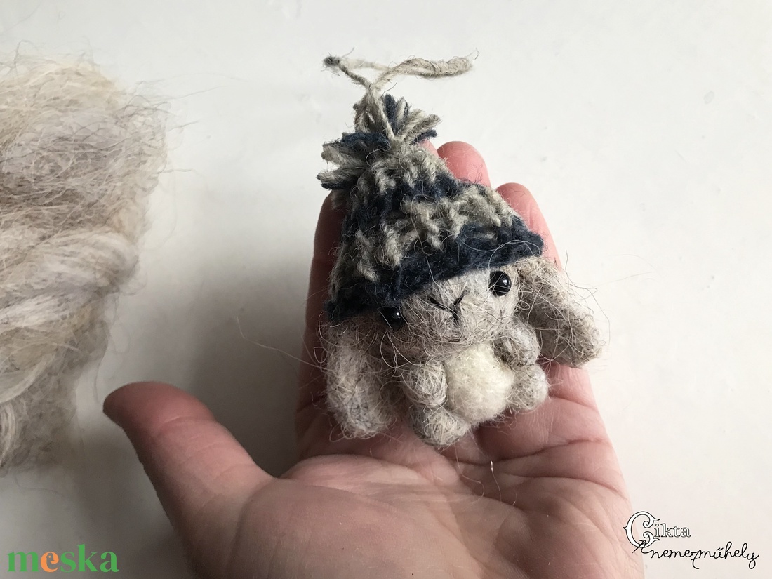 Tűnemezelt szürke nyuszi kötött sapkában - játék & sport - plüssállat & játékfigura - nyuszi - Meska.hu