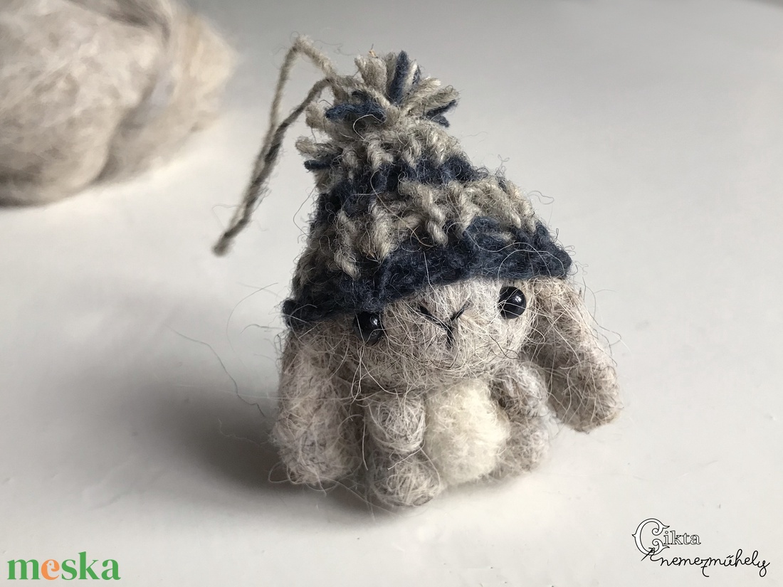 Tűnemezelt szürke nyuszi kötött sapkában - játék & sport - plüssállat & játékfigura - nyuszi - Meska.hu