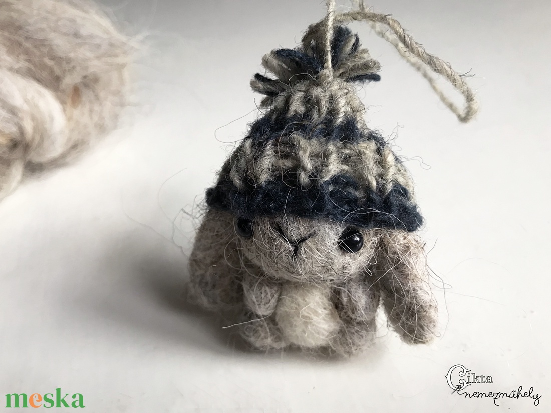 Tűnemezelt szürke nyuszi kötött sapkában - játék & sport - plüssállat & játékfigura - nyuszi - Meska.hu
