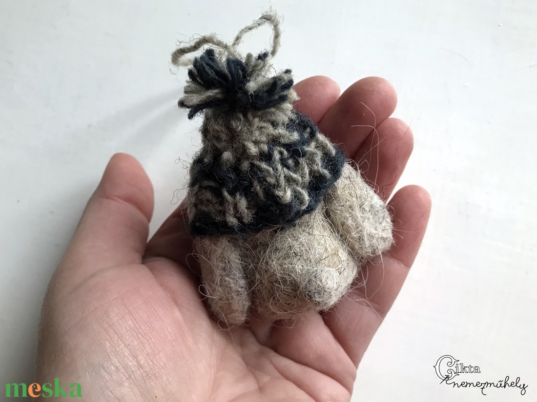 Tűnemezelt szürke nyuszi kötött sapkában - játék & sport - plüssállat & játékfigura - nyuszi - Meska.hu