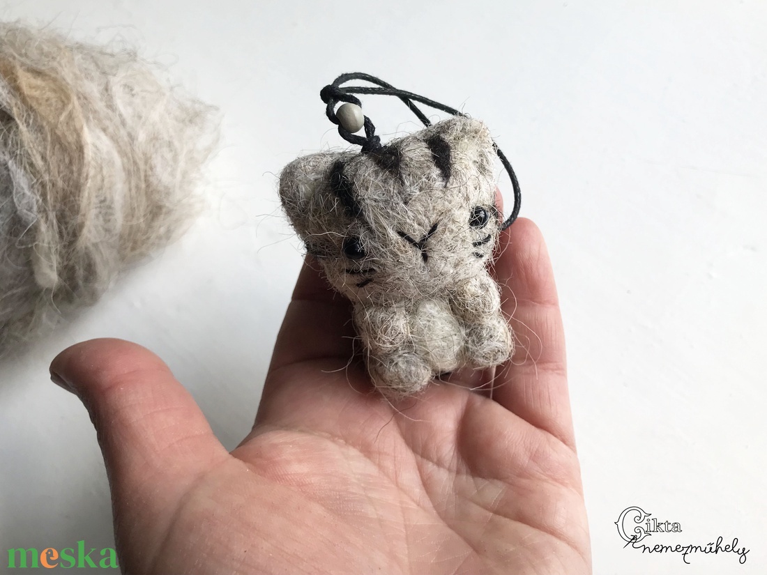 Tűnemezelt szürke cica - játék & sport - plüssállat & játékfigura - cica - Meska.hu