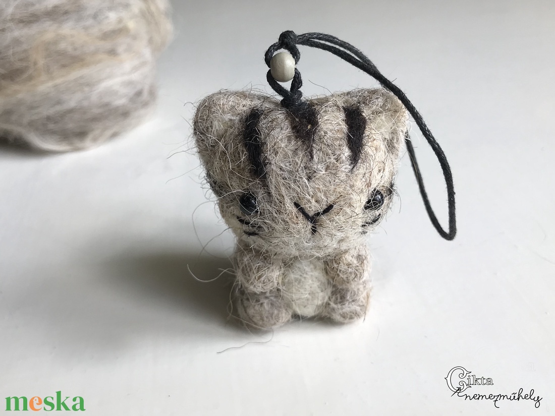 Tűnemezelt szürke cica - játék & sport - plüssállat & játékfigura - cica - Meska.hu