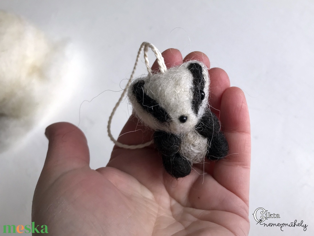 Tűnemez pici borz figura -  - Meska.hu