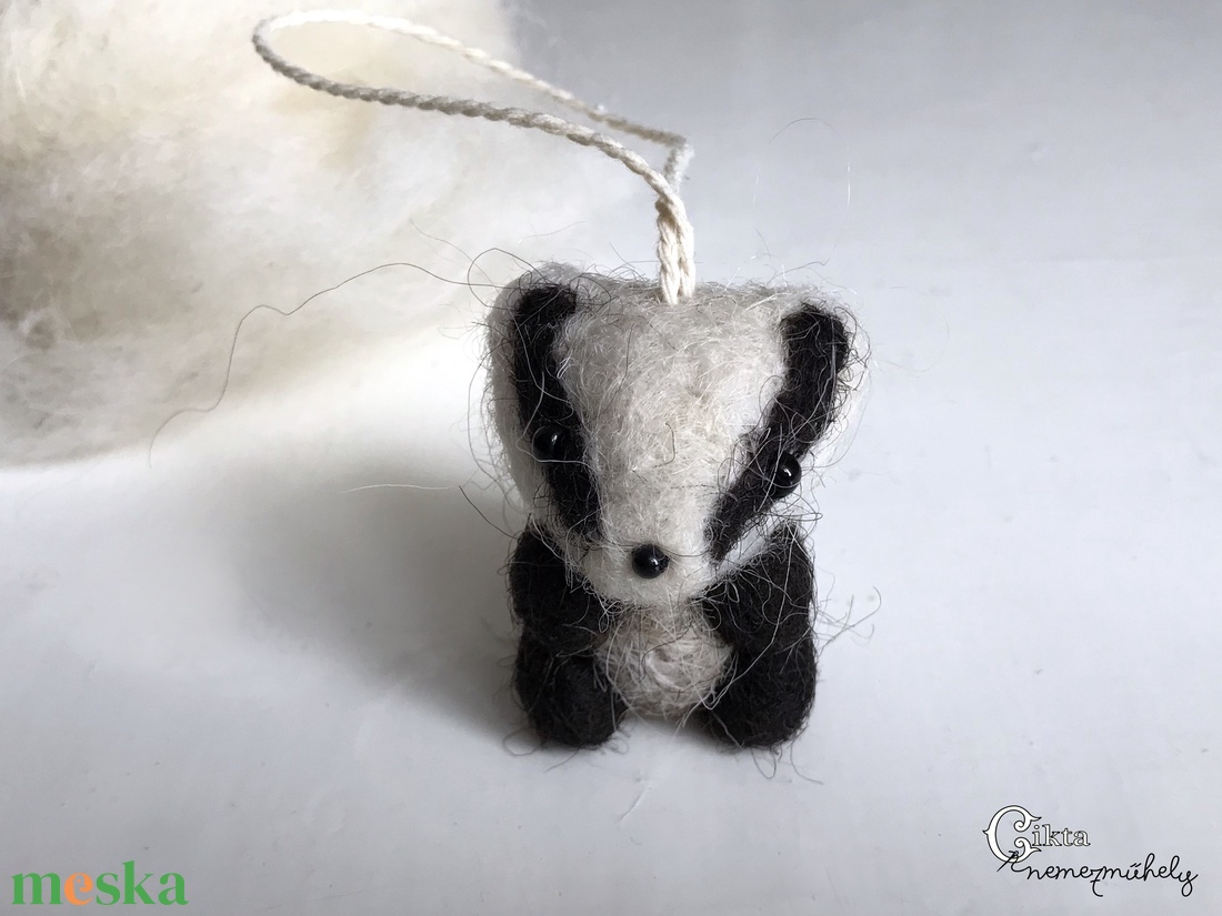 Tűnemez pici borz figura -  - Meska.hu