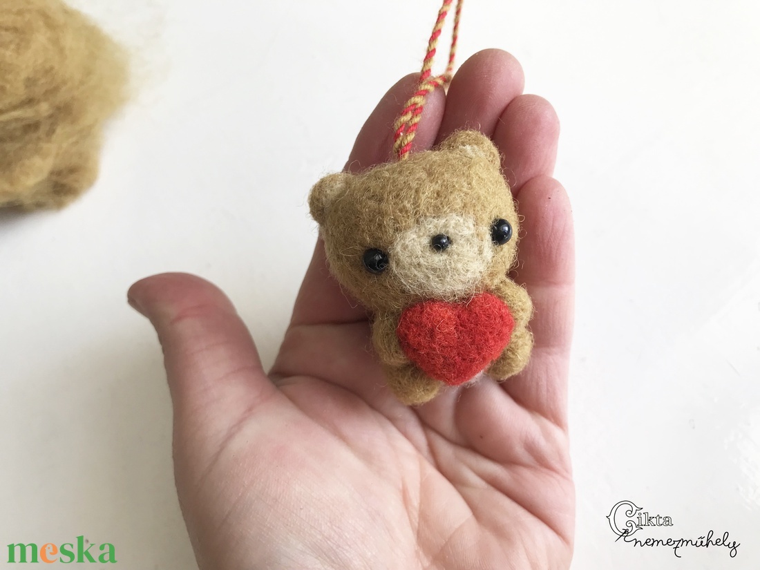 Tűnemezelt maci piros szívvel - játék & sport - plüssállat & játékfigura - maci - Meska.hu