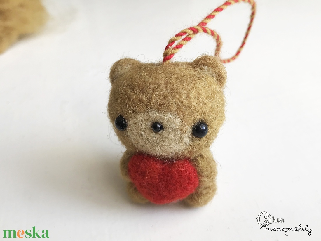 Tűnemezelt maci piros szívvel - játék & sport - plüssállat & játékfigura - maci - Meska.hu
