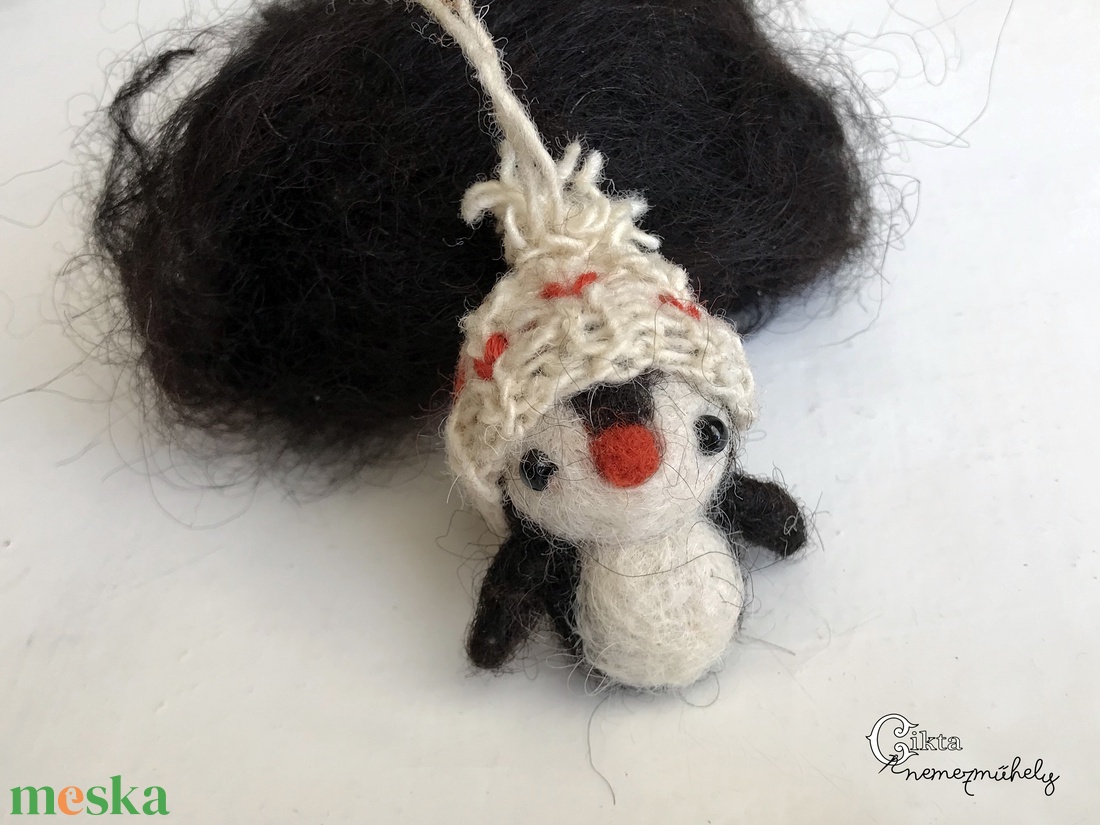 Tűnemezelt aranyos pingvin kötött sapkában  - játék & sport - plüssállat & játékfigura - pingvin - Meska.hu