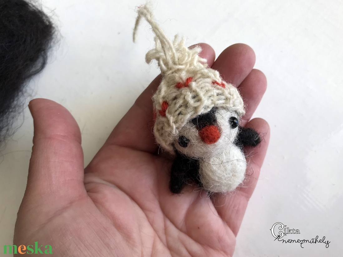 Tűnemezelt aranyos pingvin kötött sapkában  - játék & sport - plüssállat & játékfigura - pingvin - Meska.hu