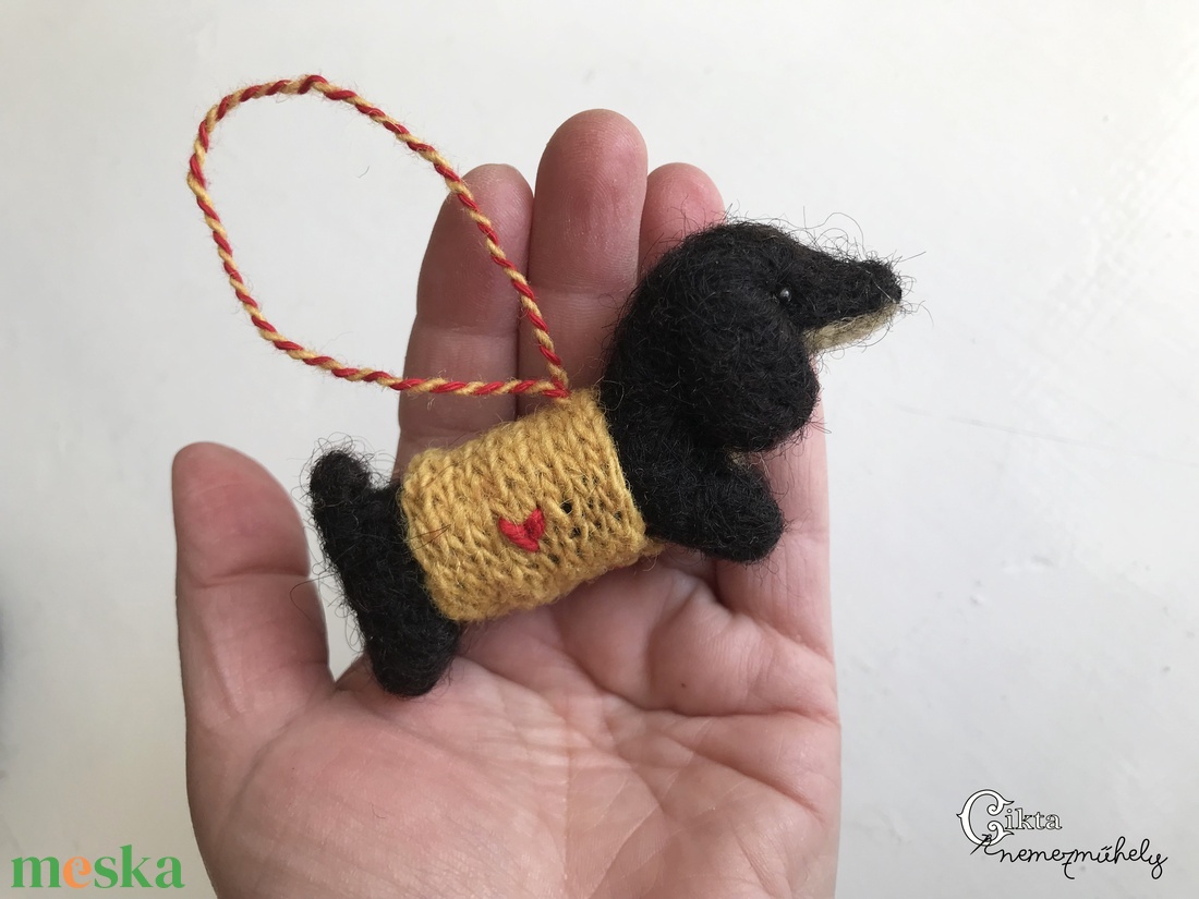 Tűnemezelt fekete tacskó szívecskés kötött ruhában - játék & sport - plüssállat & játékfigura - kutya - Meska.hu