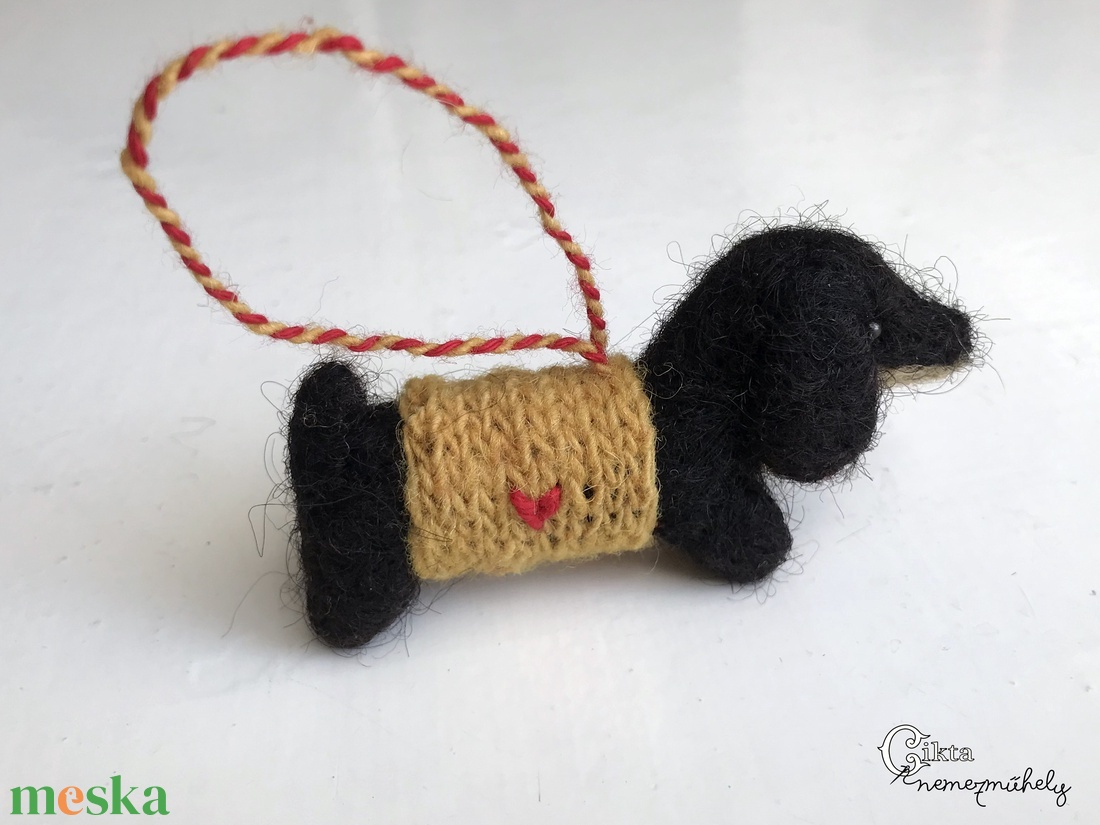 Tűnemezelt fekete tacskó szívecskés kötött ruhában - játék & sport - plüssállat & játékfigura - kutya - Meska.hu