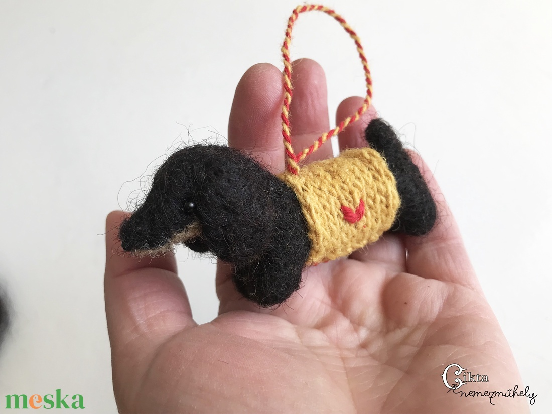 Tűnemezelt fekete tacskó szívecskés kötött ruhában - játék & sport - plüssállat & játékfigura - kutya - Meska.hu