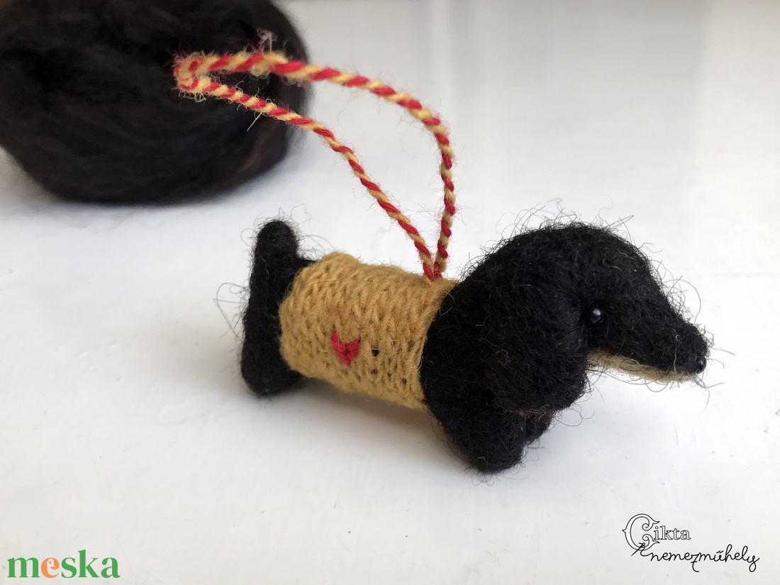Tűnemezelt fekete tacskó szívecskés kötött ruhában - játék & sport - plüssállat & játékfigura - kutya - Meska.hu