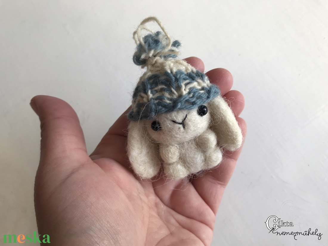 Tűnemezelt fehér nyuszi kötött sapkában - játék & sport - plüssállat & játékfigura - nyuszi - Meska.hu