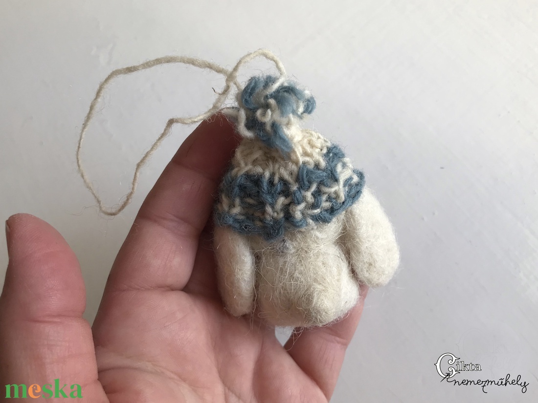 Tűnemezelt fehér nyuszi kötött sapkában - játék & sport - plüssállat & játékfigura - nyuszi - Meska.hu