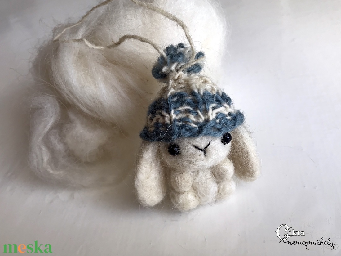 Tűnemezelt fehér nyuszi kötött sapkában - játék & sport - plüssállat & játékfigura - nyuszi - Meska.hu