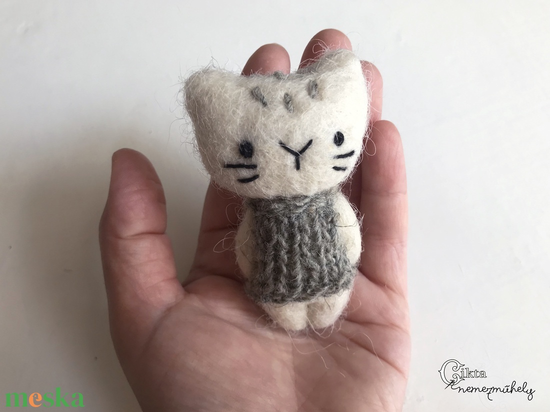 Aranyos nemez cica kötött ruhában - játék & sport - plüssállat & játékfigura - cica - Meska.hu