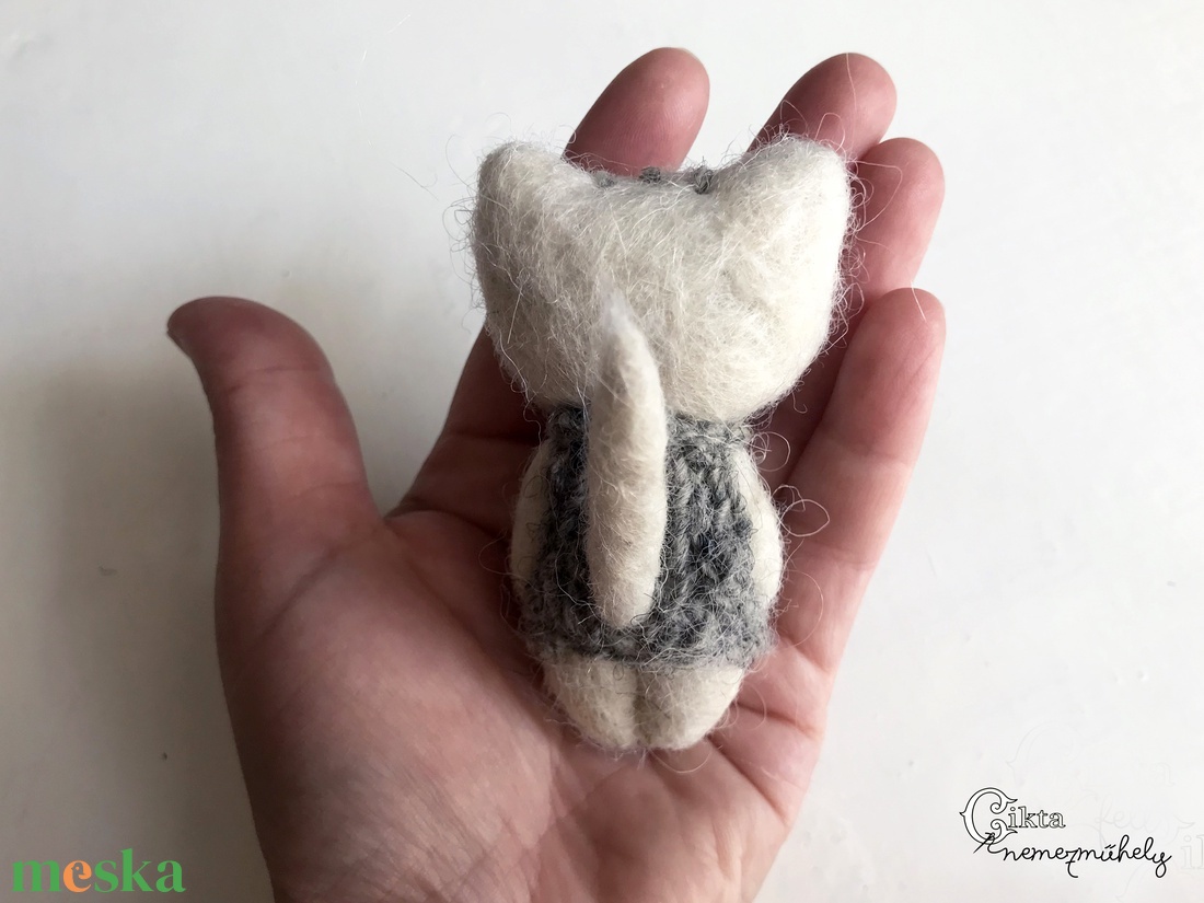 Aranyos nemez cica kötött ruhában - játék & sport - plüssállat & játékfigura - cica - Meska.hu