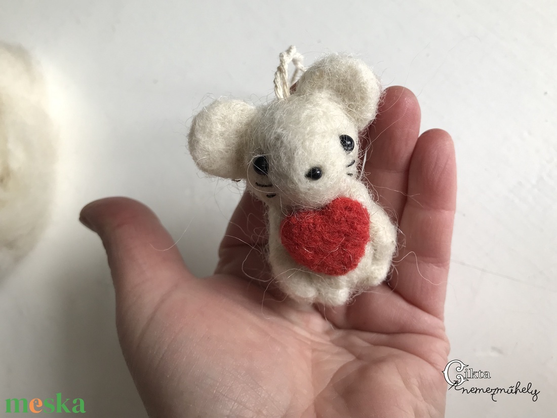 Tűnemezelt fehér kisegér piros szívvel - játék & sport - plüssállat & játékfigura - egér - Meska.hu