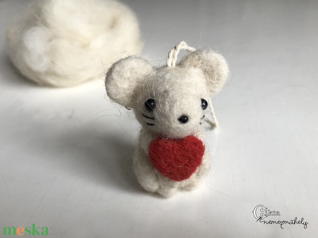 Tűnemezelt fehér kisegér piros szívvel - játék & sport - plüssállat & játékfigura - egér - Meska.hu