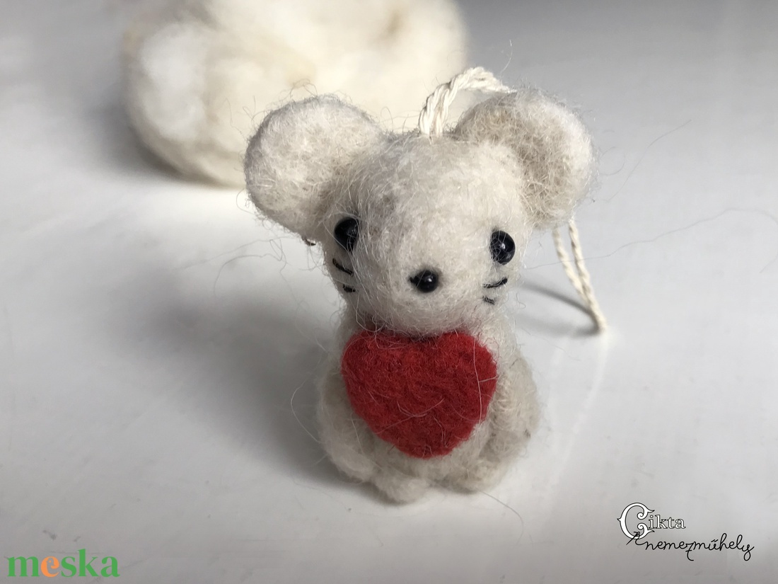Tűnemezelt fehér kisegér piros szívvel - játék & sport - plüssállat & játékfigura - egér - Meska.hu